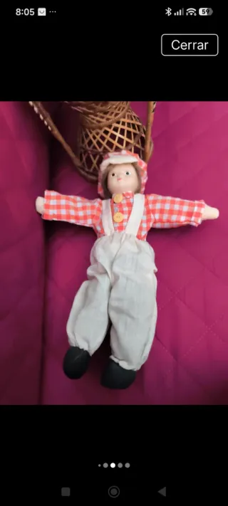 Muñeco y sillón mimbre vintage