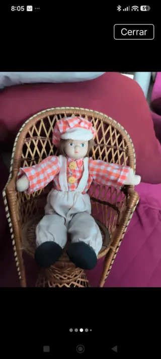 Muñeco y sillón mimbre vintage