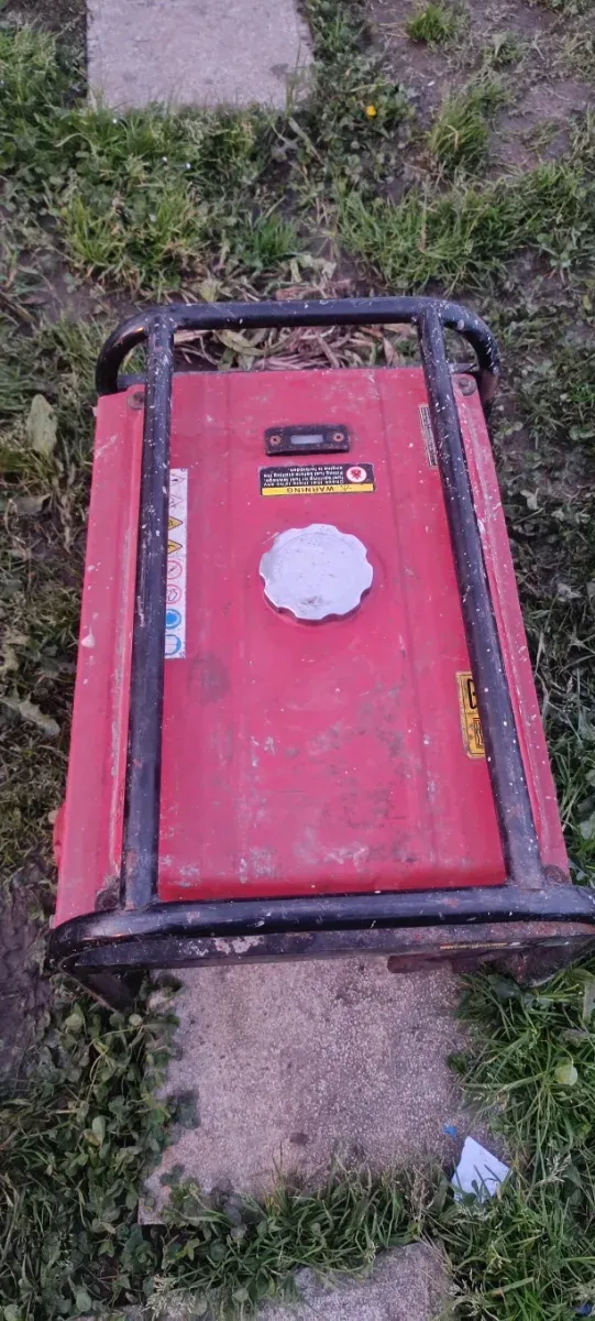 Generador eléctrico rojo