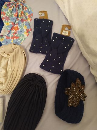 Lote de coleteros y gorros
