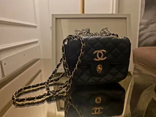 Bolso estilo Chanel negro y dorado