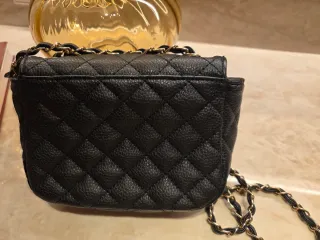 Bolso estilo Chanel negro y dorado