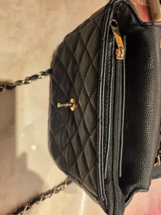 Bolso estilo Chanel negro y dorado