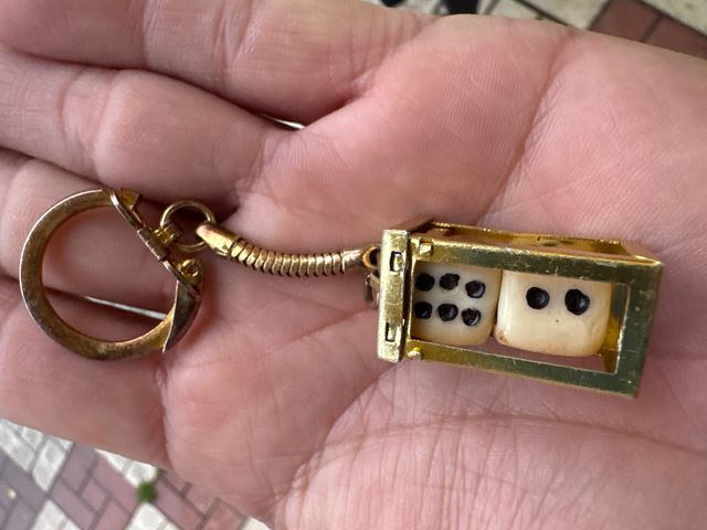 Llavero vintage dados dorados