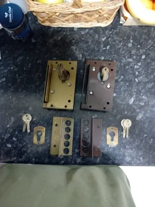 Dos cerraduras puertas de entrada