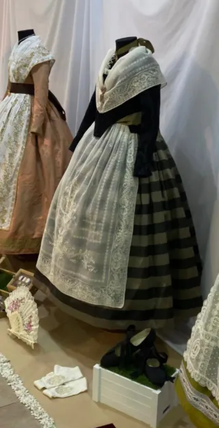 Falda Fallera Indumentarista ocre y Blanca