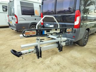 Portabicicletas autocaravana bicis eléctricas.