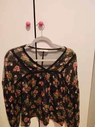 Camisa Stradivarius floral negra talla S