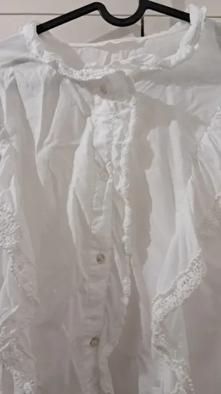 Blusa blanca Mango con volantes