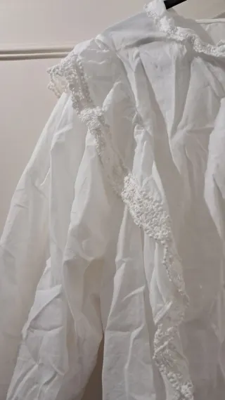 Blusa blanca Mango con volantes