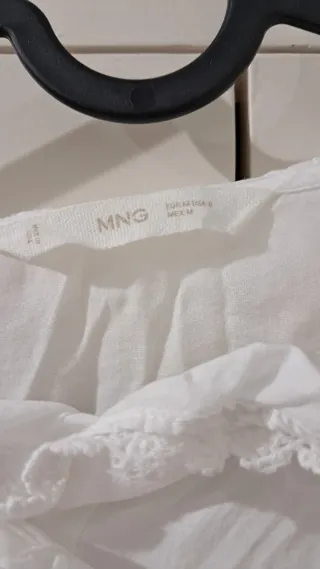 Blusa blanca Mango con volantes