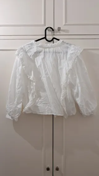 Blusa blanca Mango con volantes