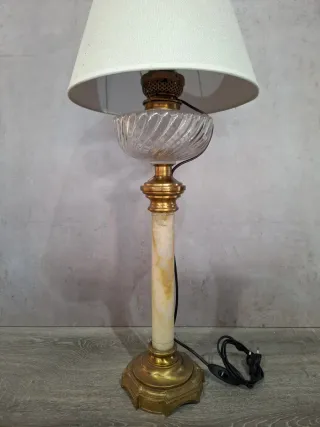 Lámpara de mesa de mármol y metal