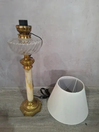 Lámpara de mesa de mármol y metal