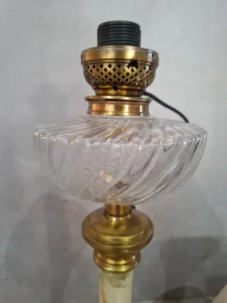 Lámpara de mesa de mármol y metal