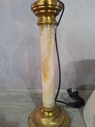 Lámpara de mesa de mármol y metal