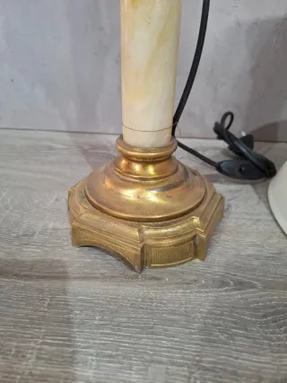 Lámpara de mesa de mármol y metal