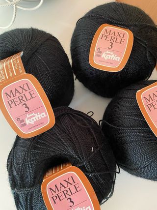 4 Ovillos Maxi Perlé Katia Negro