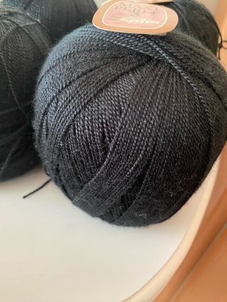 4 Ovillos Maxi Perlé Katia Negro