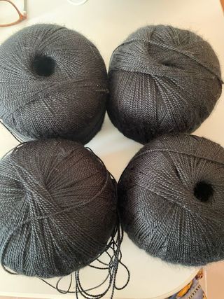 4 Ovillos Maxi Perlé Katia Negro