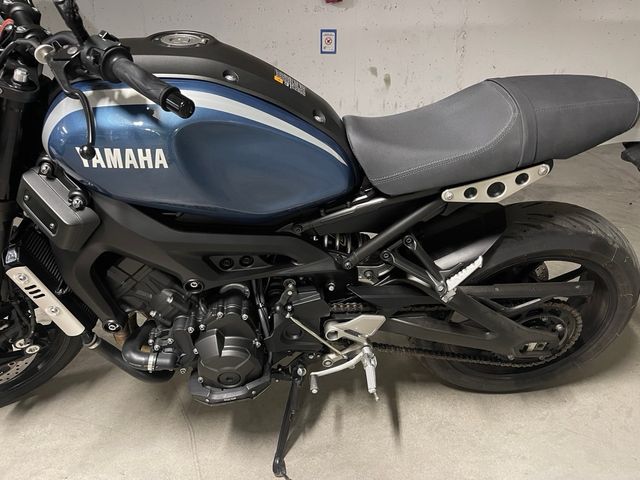 Yamaha XSR 900 Azul y Negra