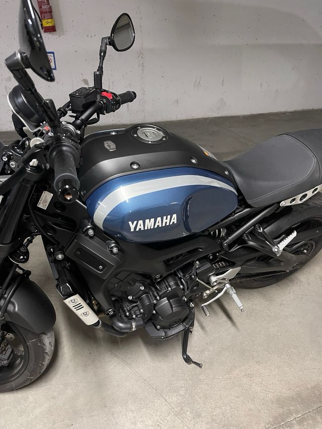 Yamaha XSR 900 Azul y Negra