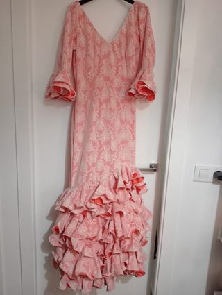 Vestido de gitana rosa con volantes