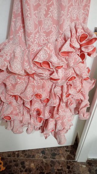 Vestido de gitana rosa con volantes