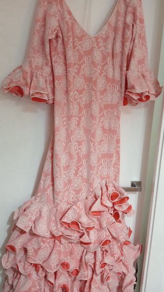 Vestido de gitana rosa con volantes