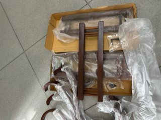 Perchero de madera marrón