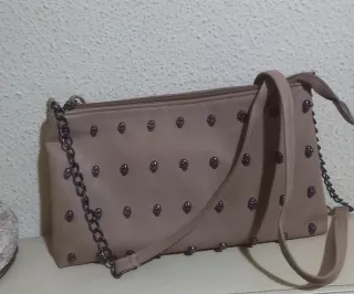 Bandolera beige con tachuelas de calavera