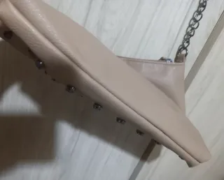 Bandolera beige con tachuelas de calavera