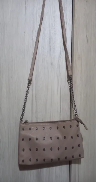 Bandolera beige con tachuelas de calavera
