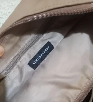 Bandolera beige con tachuelas de calavera