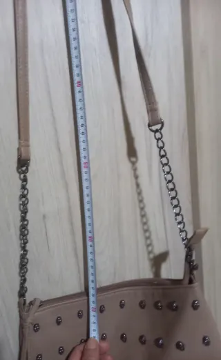 Bandolera beige con tachuelas de calavera