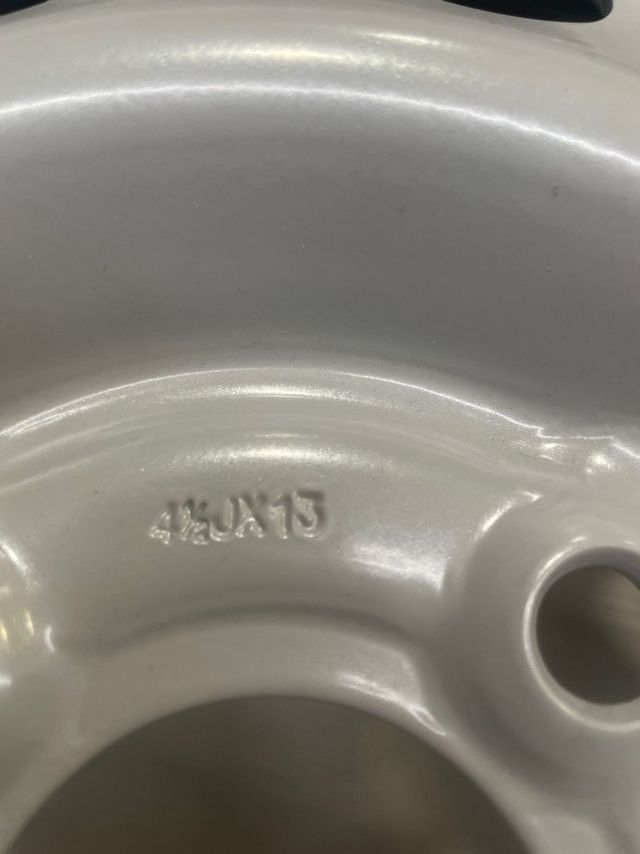 Dos Llanta 13”.  Centrada remolque