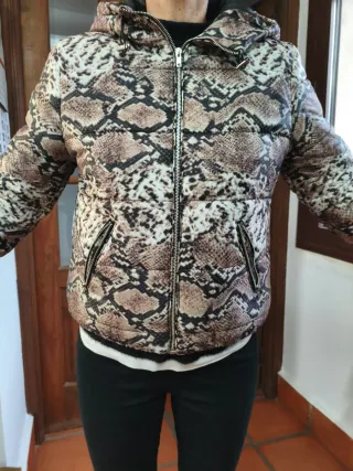 Abrigo estampado serpiente mujer.