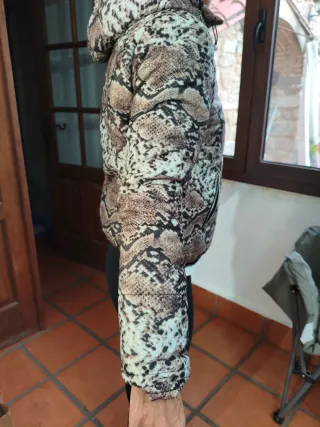 Abrigo estampado serpiente mujer.