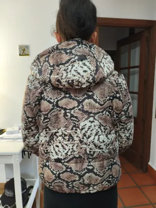 Abrigo estampado serpiente mujer.