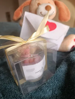 Vela rosa en vaso transparente