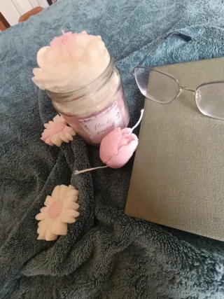 Vela rosa en vaso transparente