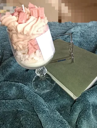 Vela rosa en vaso transparente