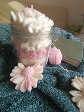 Vela rosa en vaso transparente