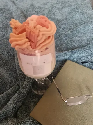 Vela rosa en vaso transparente