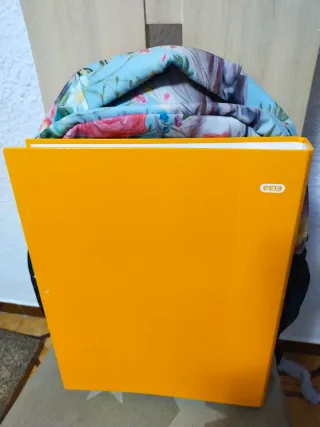 Mochila escolar naranja con estampado floral