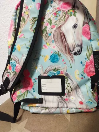 Mochila escolar naranja con estampado floral