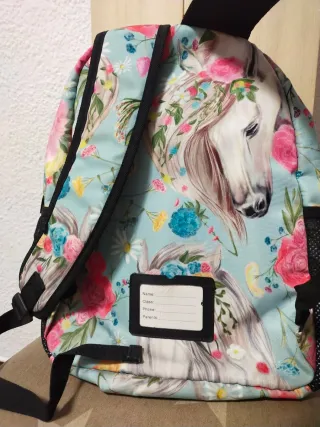 Mochila escolar naranja con estampado floral