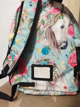 Mochila escolar naranja con estampado floral