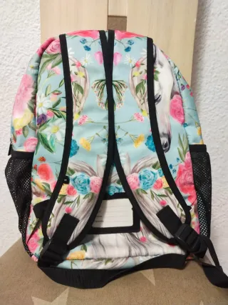 Mochila escolar naranja con estampado floral