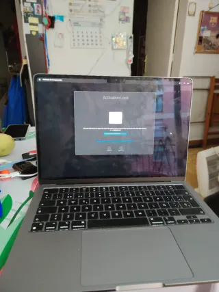 Apple MacBook Air M2 hay que activarlo  con cuenta